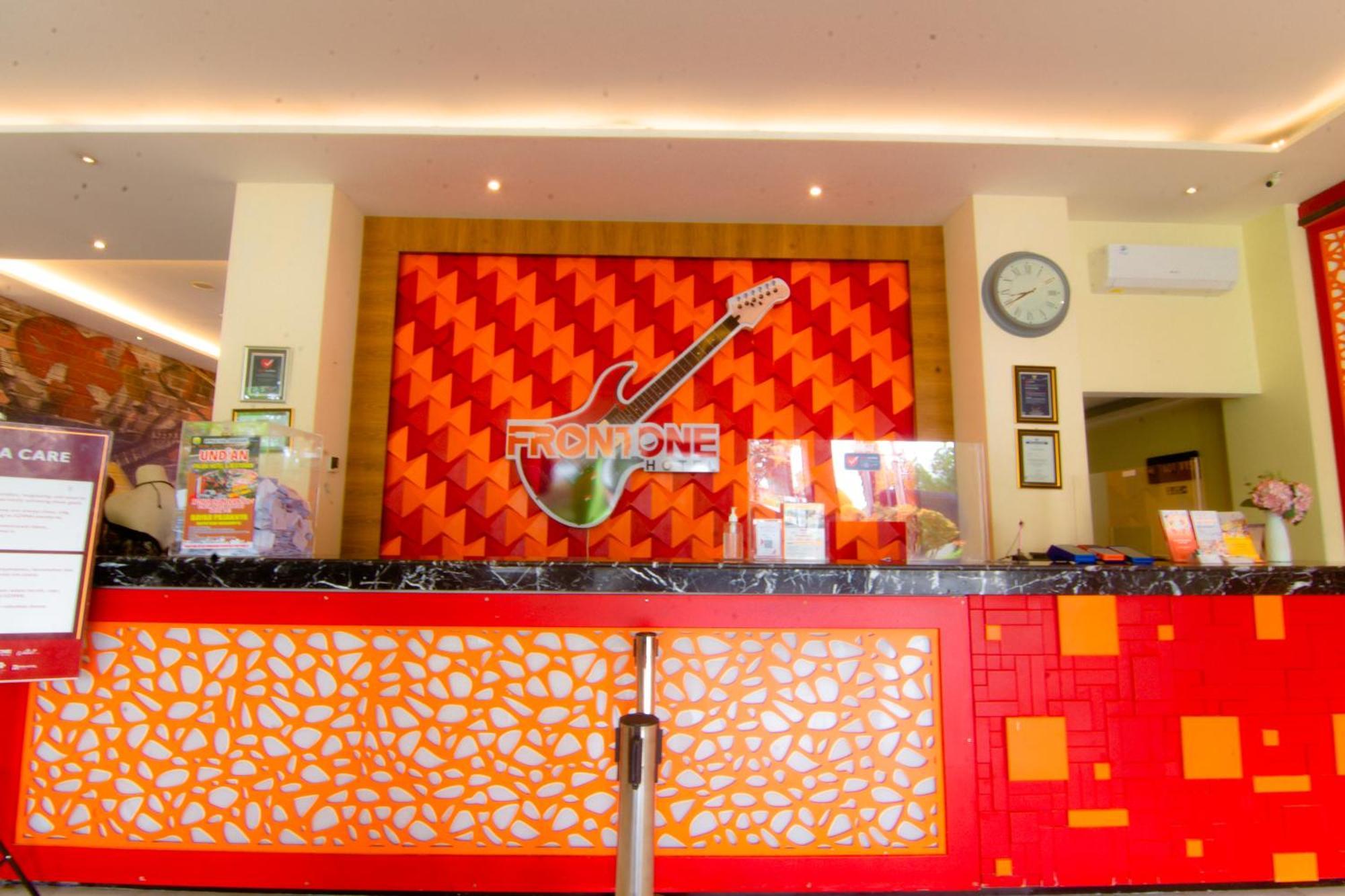 Front One Hotel Purwodadi Purwodadi  Eksteriør bilde