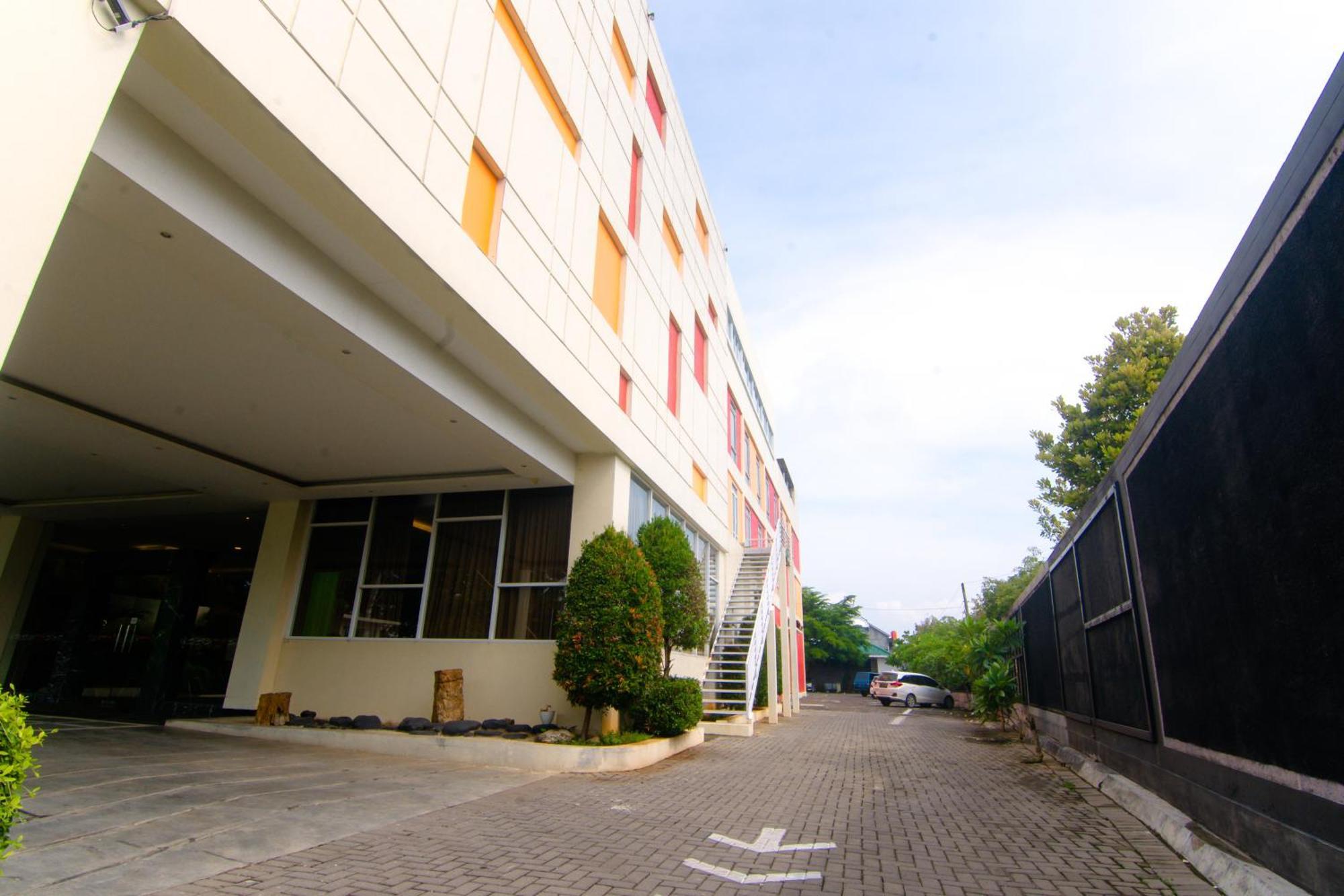 Front One Hotel Purwodadi Purwodadi  Eksteriør bilde